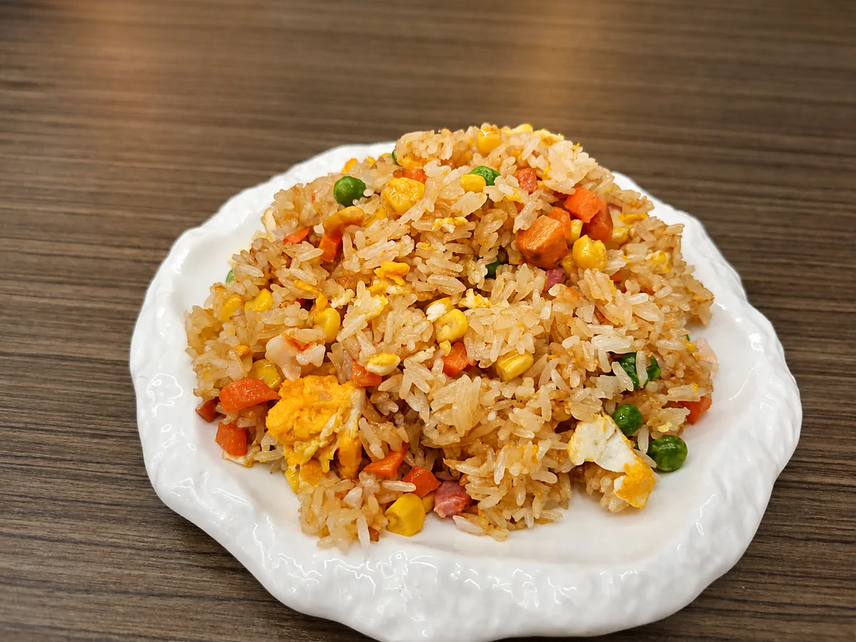 白盘中的炒饭