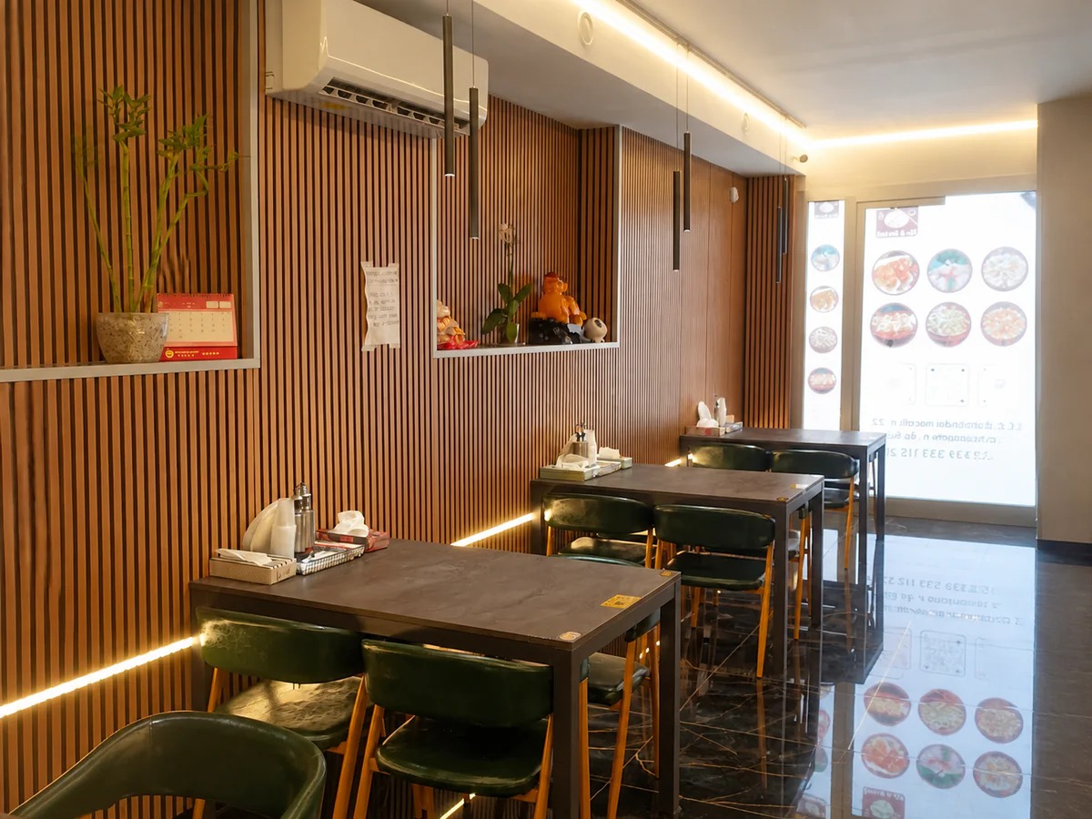 西尼亚店的餐桌与木质墙面