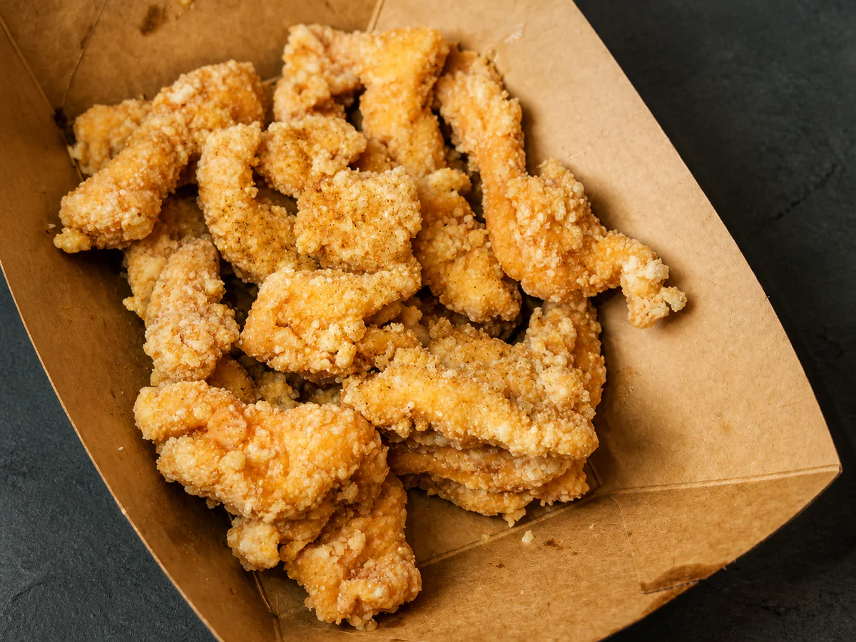 外带盒中的酥脆炸鸡块