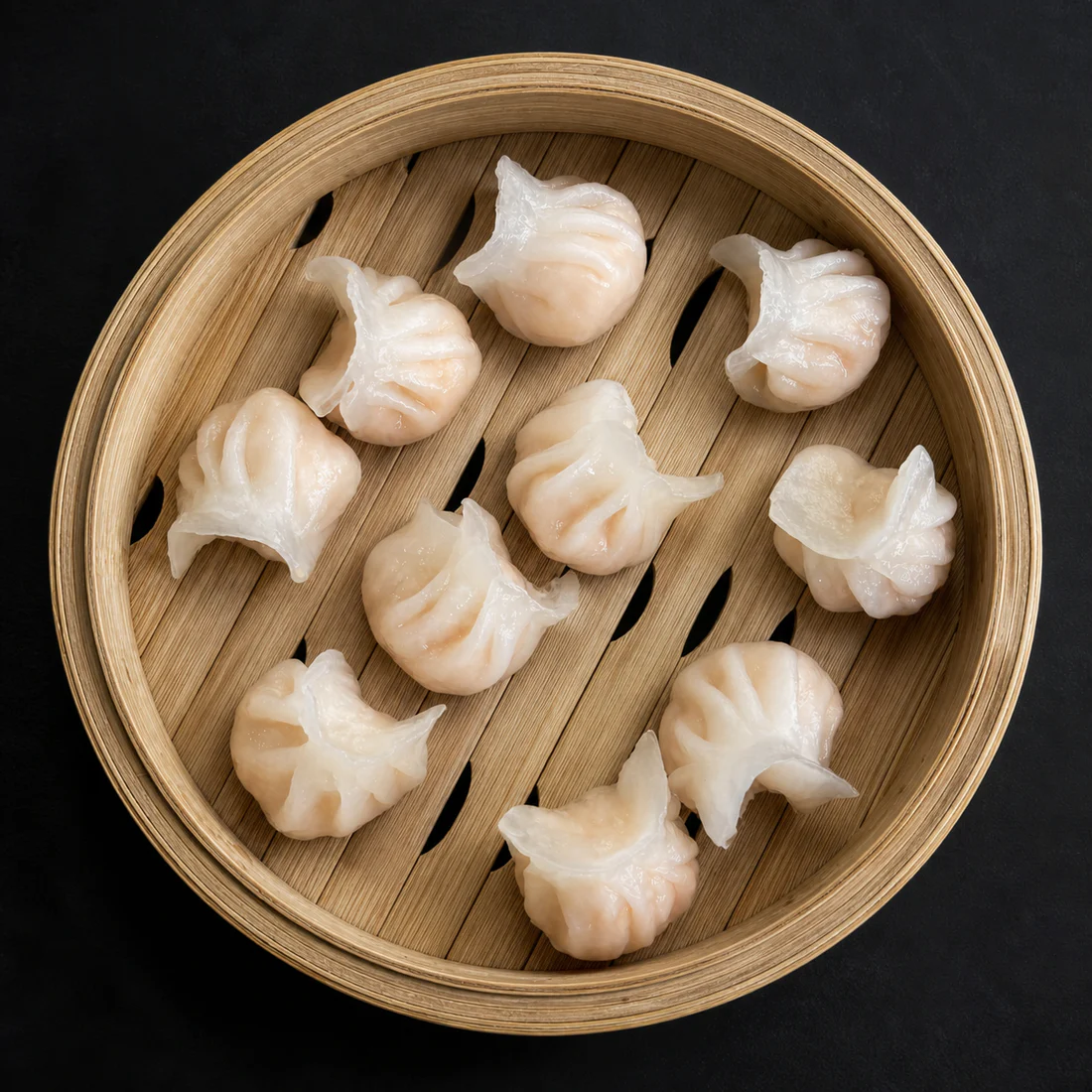 竹蒸笼中的水晶虾饺