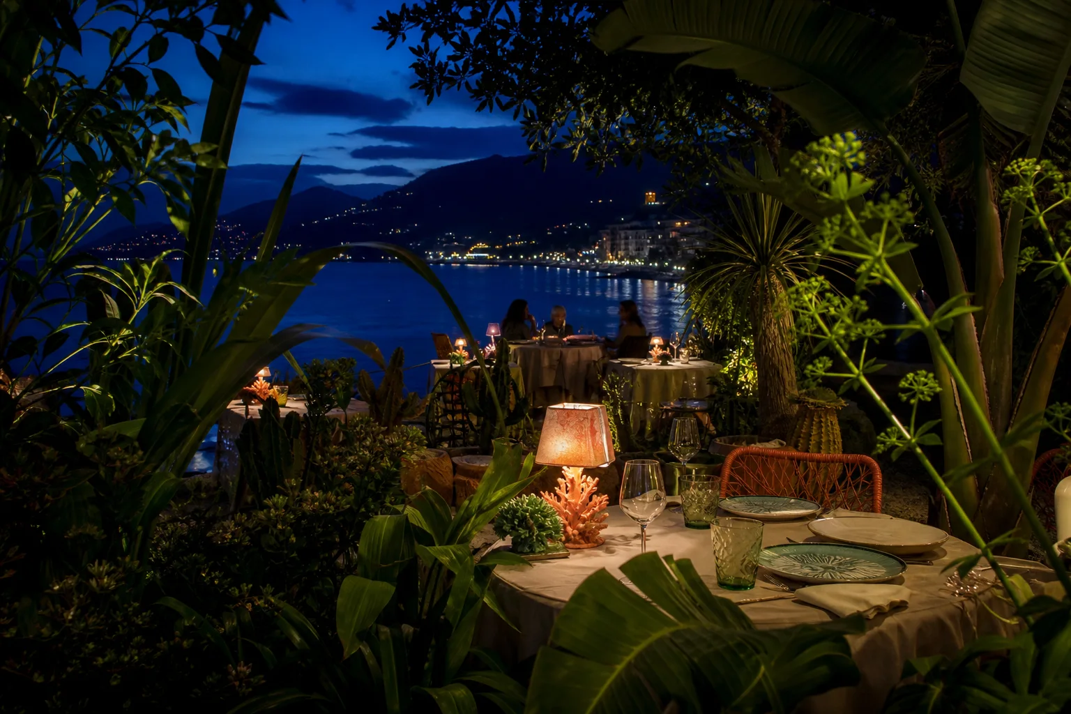 Il giardino illuminato durante la sera