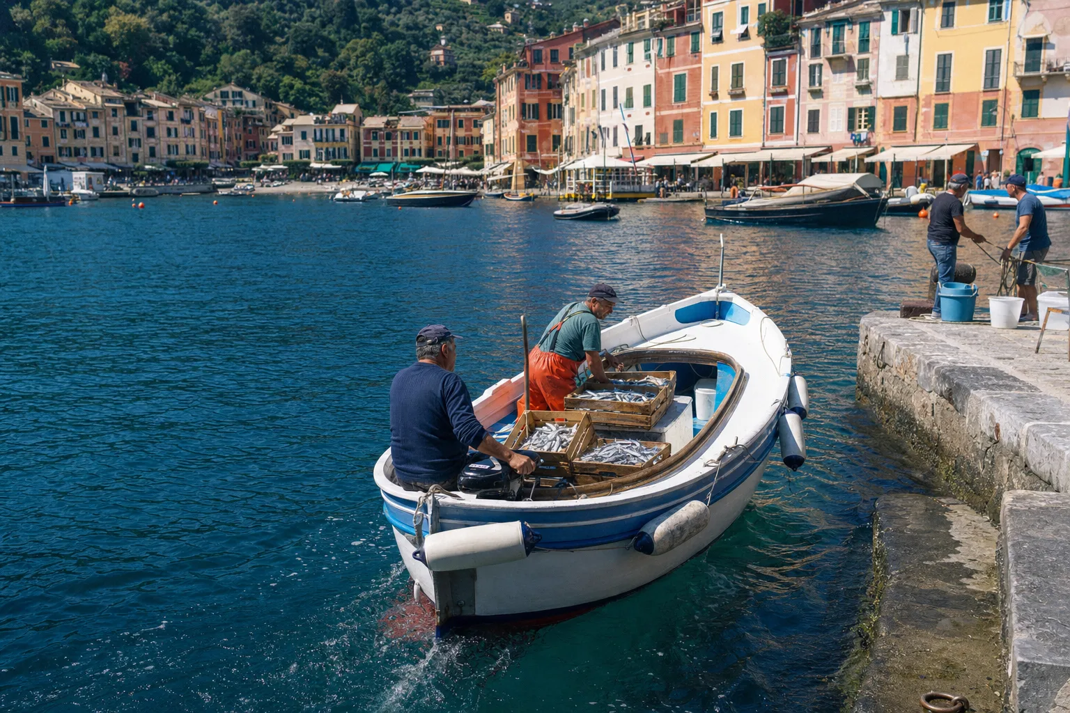 Piccola barca con pescato nel porto di Portofino