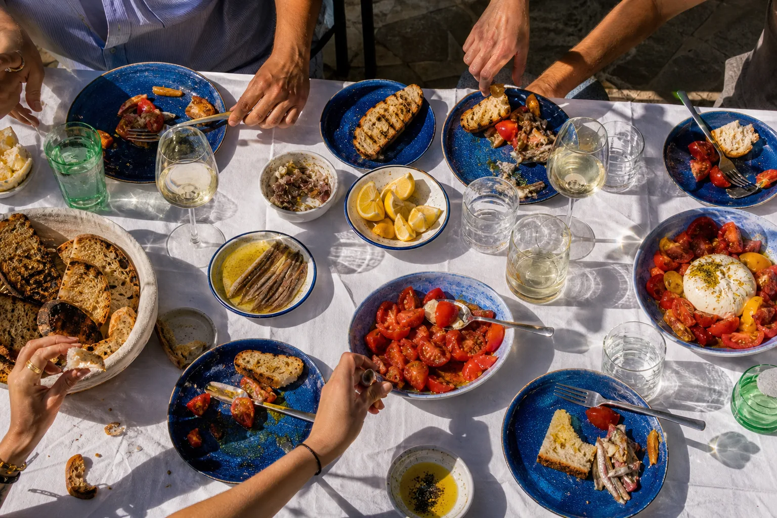 Tavola mediterranea condivisa al sole