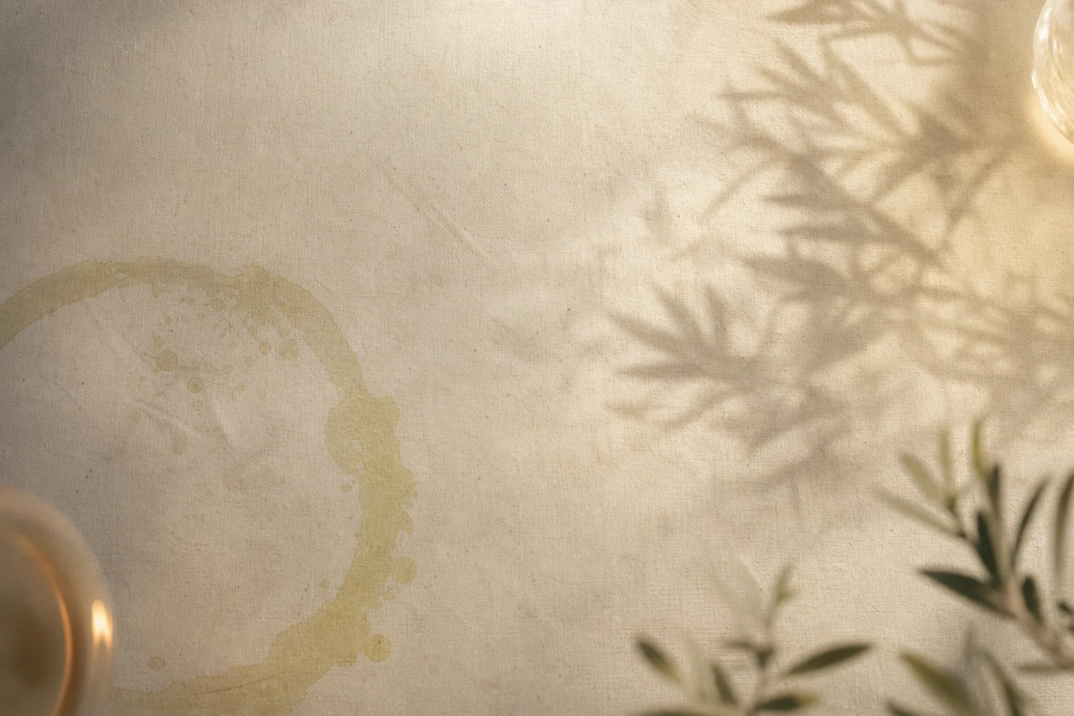 暖光下的亚麻桌布纹理